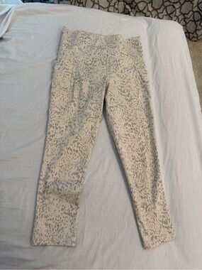 Athleta Printed Capri Leggings in Cream and Pale Gray